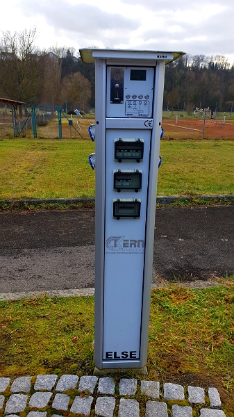 20200111_132103.jpg - Hier gibt es Platz für 5 Wohnmobile. Strom wird am Automat mit €1,00 Münzen (KEINE WERTMÜNZEN!!!) bezahlt. Dafür bekommt man 2KW.