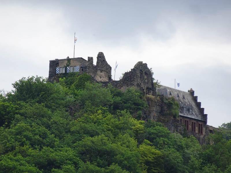 DSC05410.JPG - Von hier erblicken wir immerhin schon einmal das Schloss Veldenz.