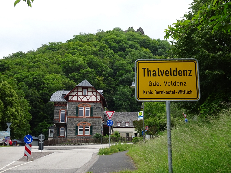 DSC05415.JPG - Wir sind nun unterhalb vom Schloss, in Thalveldenz angekommen.