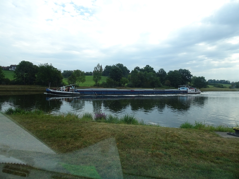 DSC07017.JPG - Am nächsten Morgen fährt gerade ein Schiff vorbei als ich die "Rollos" öffne.