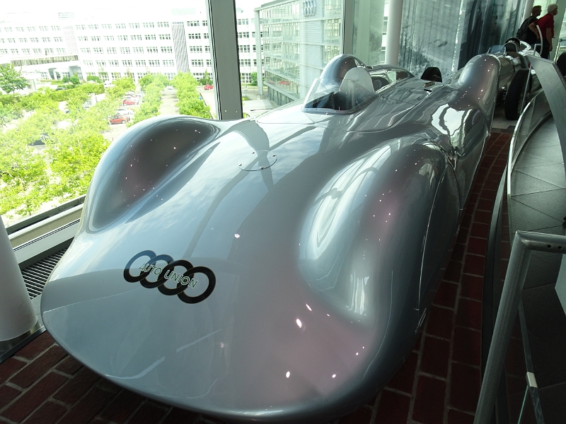 DSC07092.JPG - Dahinter steht ein Auto Union Typ C Stromlinienrennwagen. Auch dieses Teil hat einen V16 Motor.Das Auto ist über 400 km/h schnell gefahren. Zumindest das Original. Dies hier ist ein Nachbau.