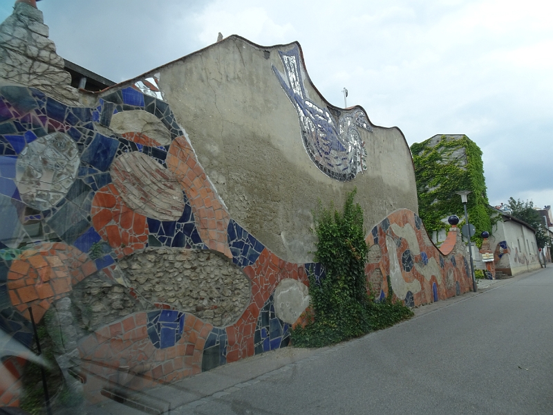 DSC07215.JPG - ...wollen wir die Kuchlbauer-Brauerei besuchen. Diese ist im "Hundertwasser-Style" erbaut.