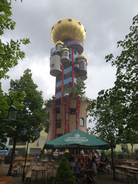 DSC07239.JPG - ...so dass wir ganz schnell in den Biergarten unter dem Hundertwasserturm flüchten! ;-)