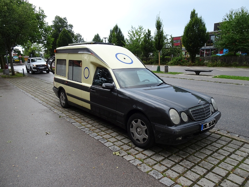 DSC07252.JPG - Auf dem Weg zum Dixi kommen wir an diesem "Wohnmobil" vorbei.