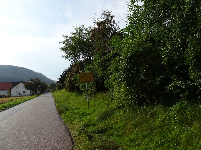 DSC07283.JPG - Nachdem die Stellplätze in Kelheim überfüllt sind machen wir uns auf den Weg in's angrenzende Altmühltal.Zunächst fahren wir durch Essing...