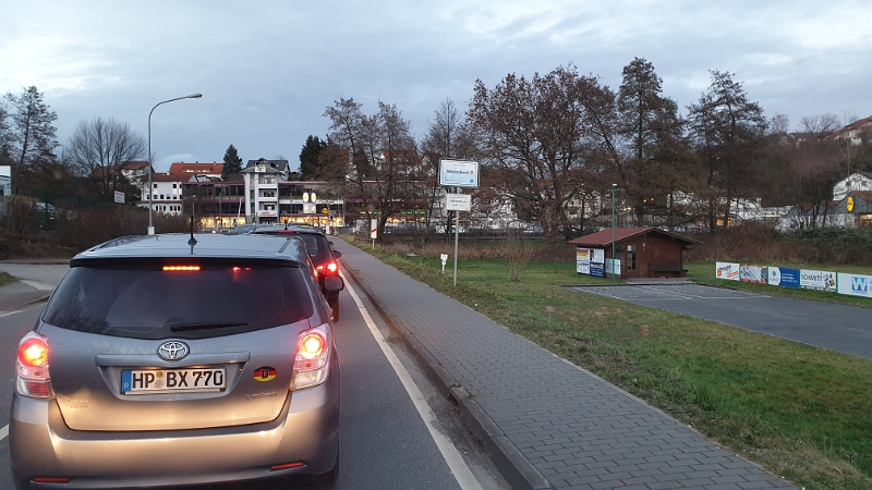 20200221_175200.jpg - Achja, wir sind auf den Weg nach Lindenfels im Odenwald! Grund? Wir wollen nicht auf die Autobahn wegen STAUS und auch nicht über den Rhein wegen STAUS. Bleibt also zwangsläufig nur noch der Odenwald. ;-)So ist der einzige Stau auf der Strecke vor einem Bahnübergang in Mörlenbach.