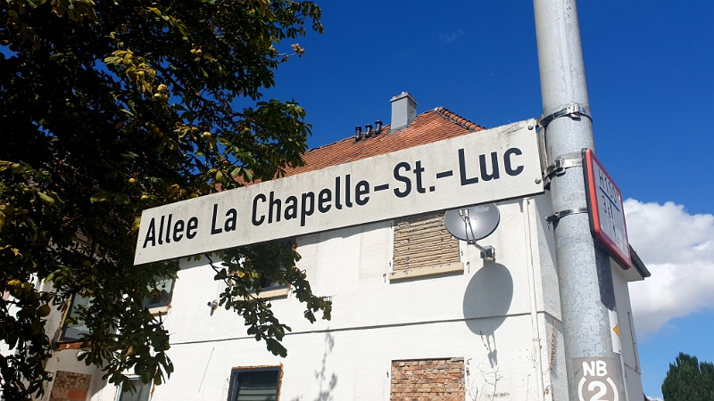 20200822_133242.jpg - Wir laufen in die "Allee La Chapelle-St.-Luc", die nach dem Partnerort benannt wurde.