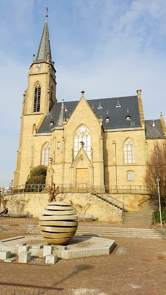 20200125_130249.jpg - Vor der ev. Stadtkirche befindet sich der Marktbrunnen.