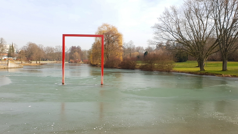 20200125_131006.jpg - Der See im Kurpark ist zugefroren.