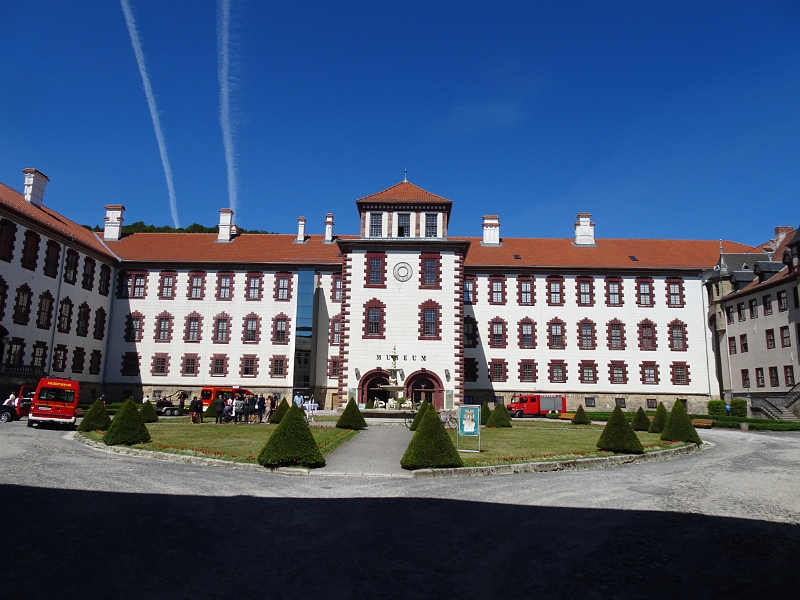DSC06474.JPG - der Innenhof vom Schloss Elisabethenburg.