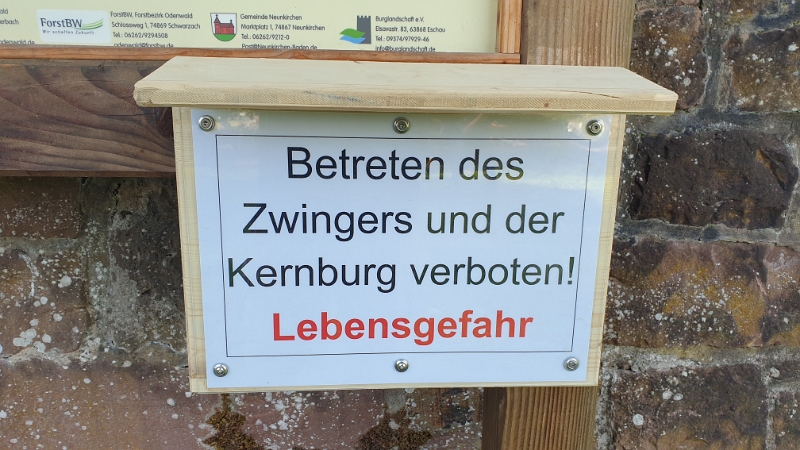 20211002_130221.jpg - ...und der Hinweis, das das betreten des Zwingers und der Kernburg verboten ist?!? Hä, was soll das denn???