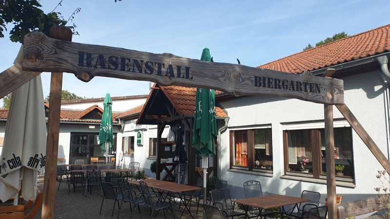 20211002_150500.jpg - In Neunkirchen zurück wollen wir im Biergarten vom Hasenstall, zum Abschluss der Wanderung, etwas trinken. Leider öffnet dieser erst um 17:00 Uhr. :-(