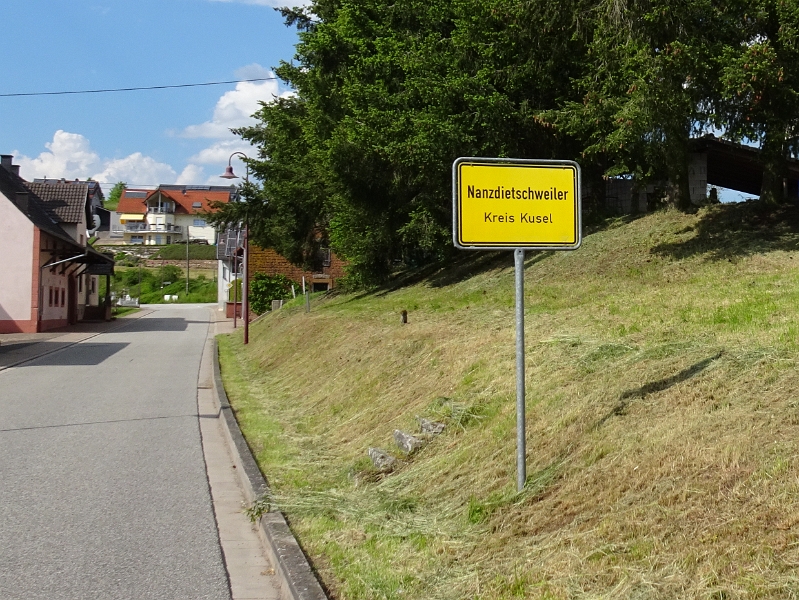 DSC01785.JPG - Wir kommen in Nanzdietschweiler an. Hier soll am Sportplat ein Stellplatz für 4 Wohnmobile sein.