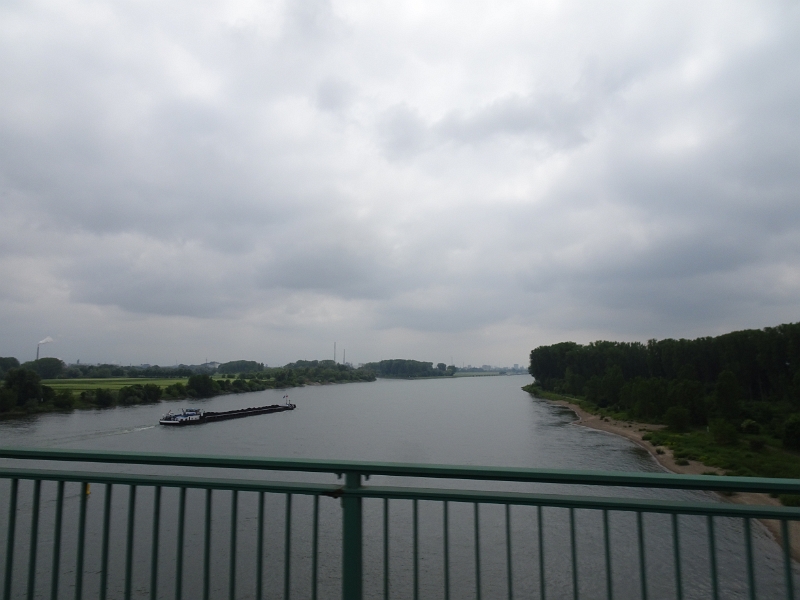 DSC02065.JPG - ...und düsen über die Autobahn. Bei Mannheim kommen wir über den Rhein, der garnichtmal sooo hoch ist?!