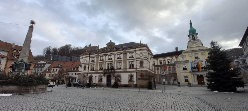 20211205_130923.jpg - Der Marktplatz mit dem Rathaus und der Plassenburg im Hintergrund.