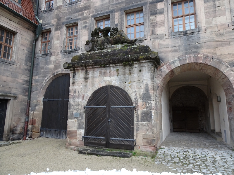 DSC01725.JPG - Die Bacchusfigur über dem Eingang zum ehemaligen Gärkeller der Schlossbrauerei.