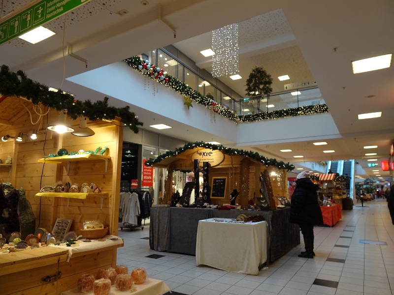 DSC01905.JPG - Immerhin ist im KEC-Shoppingcenter so etwas wie Weihnachtsflair.