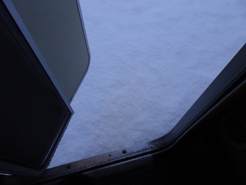 DSC01926.JPG - Später fängt es richtig an zu schneien. Ein kurzer Blick aus der Tür...