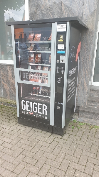 20210807_111352.jpg - Der Metzger hat sogar ein Automat, wo man rund um die Uhr Grillfleisch u.a. kaufen kann. *TOP*