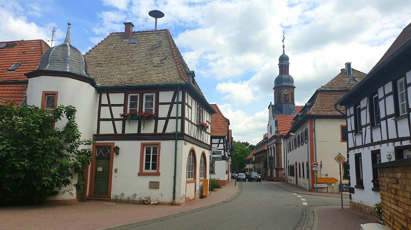 20210612_180448.jpg - Das alte Rathaus und die Kirche in der Ortsmitte.