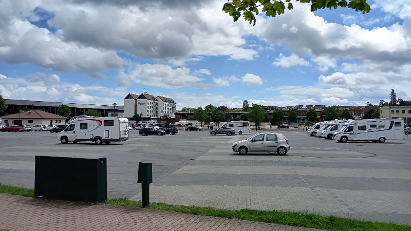 20210516_132447.jpg - Auf dem Stellplatz in Bad Dürkheim wollen wir eigentlich entsorgen. Jedoch ist auch dieser Stellplatz GESCHLOSSEN!!!Darum stehen wohl auch soooo viele Womos auf dem großen Parkplatz zwischen Fass und Saline.