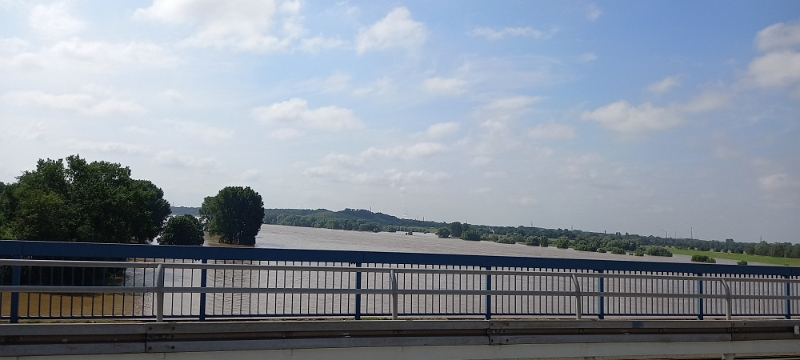 20210717_112036.jpg - Bei Duisburg fahren wir über den sehr breiten Rhein.