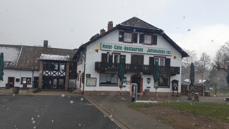 20210319_122018.jpg - Auf Johanniskreuz angekommen schneit es.Komisch absolut kein Motorrad hier?! Sind die denn alle verweichlicht, heutzutage?!?