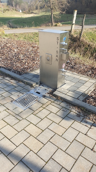 20210319_160851.jpg - Es gibt eine V/E-Anlage und Strom. Der Platz ansich ist kostenlos!