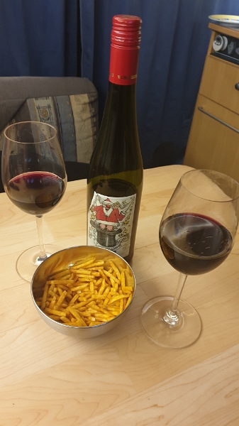 20210319_195439.jpg - Wir lassen es uns im Dixi gutgehen! Danke Andreas, der Rotwein war echt lecker und "süffig". ;-)