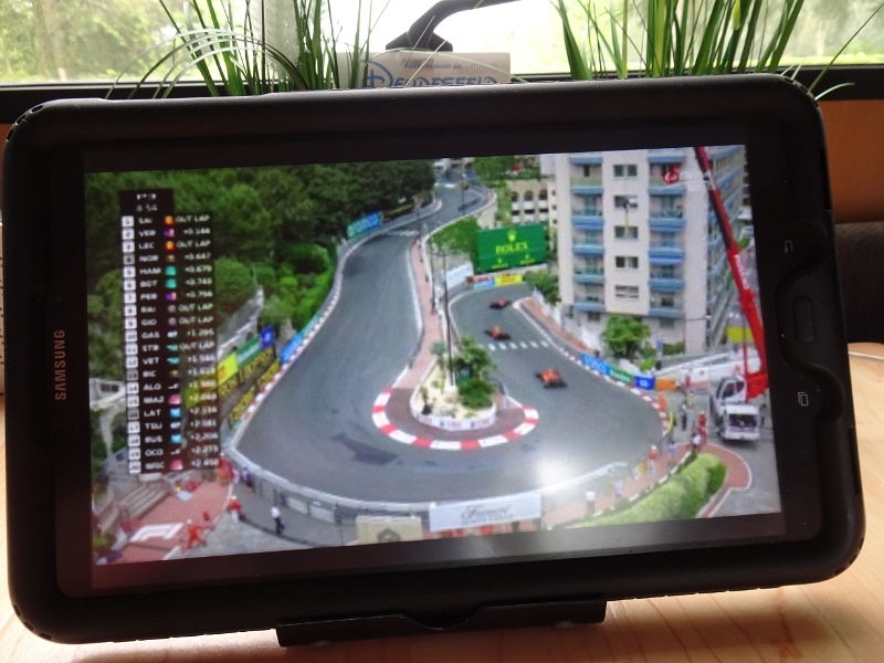 DSC01561.JPG - Am nächsten Tag ist das Wetter nicht soo dolle. Wir lümmeln den ganzen Tag im Dixi und schauen das Formel-1-Rennen von Monaco.
