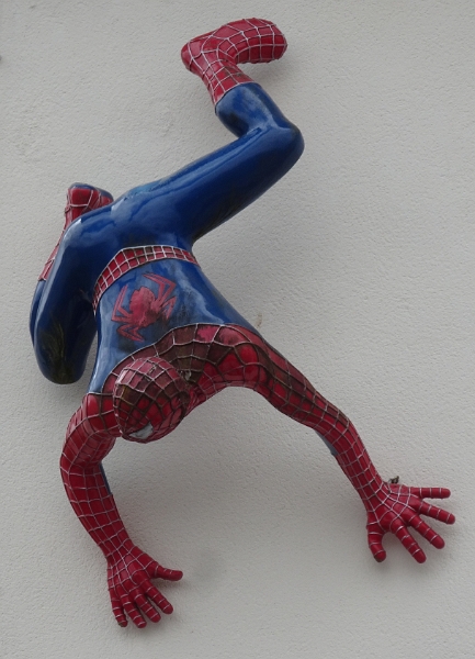 DSC01657.JPG - Wieder im Ort zurück entdecken wir Spiderman am Kino.