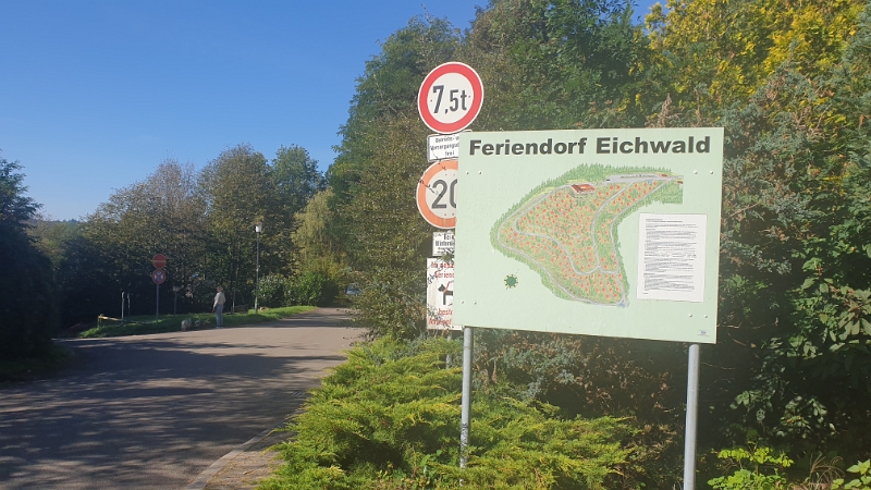20210925_112353.jpg - Wir laufen nun durch das Feriendorf Eichwald.