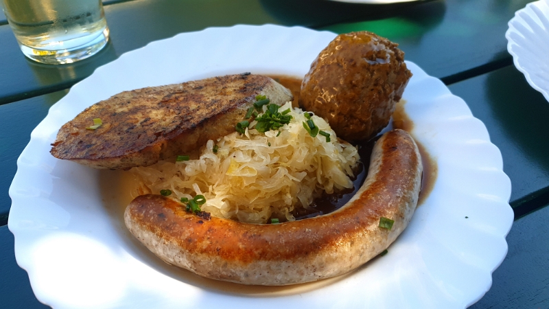 20210925_125109.jpg - ...und erfreuen uns an einem LBS-Teller bzw. "Cramerhaus-Teller" wie er hier genannt wird.Leberknödel, Bratwurst und Saumagen (mit Kastanien!) mit Sauerkraut und Brot! Leeeeeeecker!