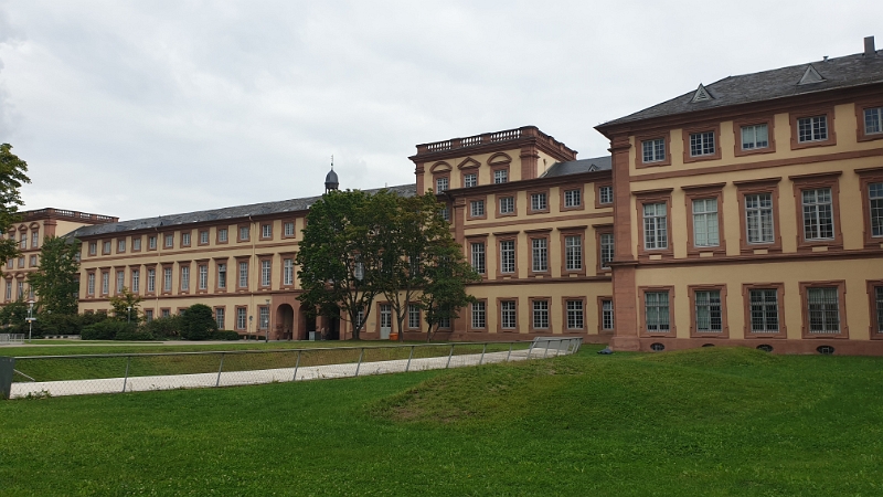 20210828_120519.jpg - Wir laufen hinter dem Schloss...