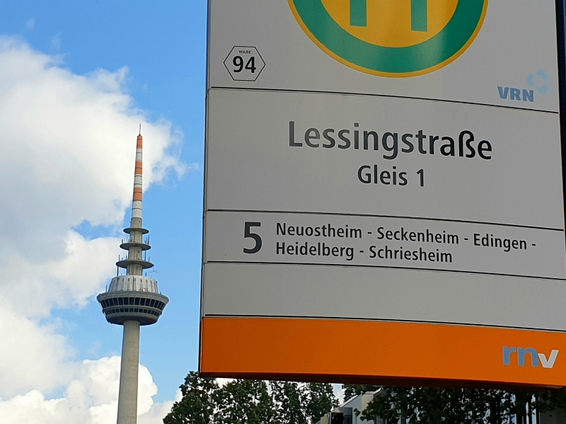 20210828_181145.jpg - Hier in der Lessingstraße (im Hintergrund der Fernmeldeturm, der uns nicht wollte) steigen wir ein letztes mal in die Straßenbahn und fahren zurück zum Dixi.