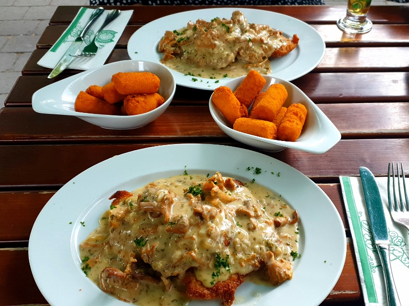 20210828_181428.jpg - ...und Schnitzel mit frischen Pfifferlingen und Kroketten.