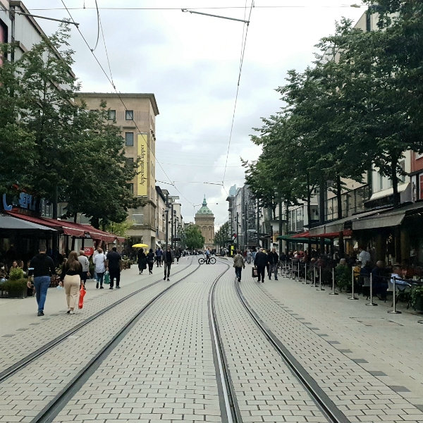 20210828_182348.jpg - Im Hintergrund kann man ein weiters Wahrzeichen von Mannheim sehen, den Wasserturm.