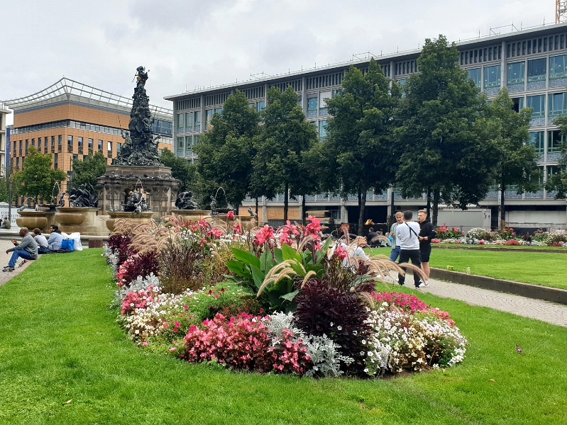 20210828_182515.jpg - Nachdem wir ein paar Geschäfte durchbummelt haben, sind wir nun am Paradeplatz...