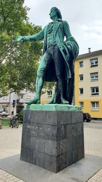 20210828_182538.jpg - Im Schillerpark steht eine Statue von Friedrich Schiller.