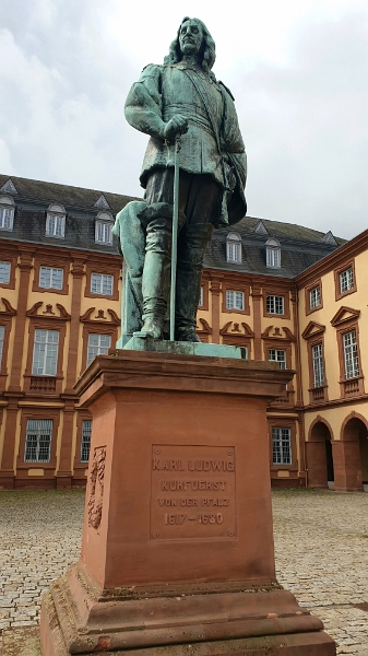 20210828_183627.jpg - Ein Denkmal von Karl Ludwig, Kurfürst von der Pfalz, steht im Ehrenhof.