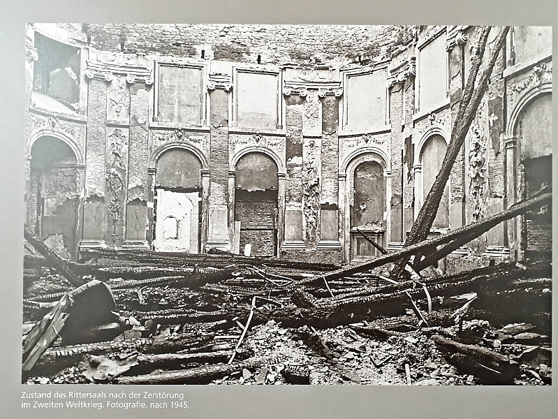 20210828_184009.jpg - Umso imposanter, wenn man bedenkt, wie der Saal nach der Zerstörung im zweiten Weltkrieg aussah.