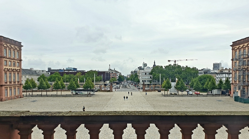 20210828_184844.jpg - Der Blick vom Balkon über den Ehrenhof in die Kurpfalzstrasse.