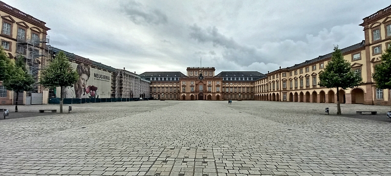 20210828_185016.jpg - Wir kommen am Schloss an!Wow, das Teil ist schon echt groß!!!