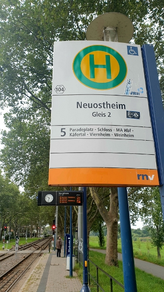 20210828_185038.jpg - Am nächsten Tag fahren wir mit der Straßenbahn in die Stadt. Biene hat online ein Tagesticket gekauft, so können wir hin- und herfahren, wie wir wollen. :-)