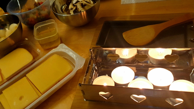 20220101_161652.jpg - Abends gab es "Candle-Light-Raclette" mit Kartöffelchen, Pilzen, verschiedene Gemüsesorten, viel Knoblauch und natürlich Raclette-Käse.