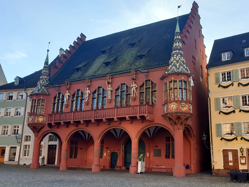 20220101_162631.jpg - Das historische Kaufhaus am Münsterplatz ist natürlich auch ein Punkt auf der Stadtrallye.Tipp: Karl V. hat in seiner rechten Hand ein Schwert! ;-)