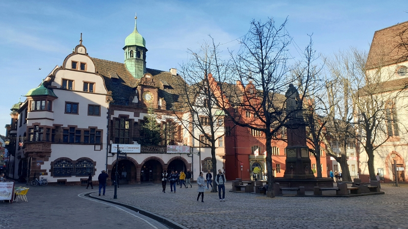 20220101_163302.jpg - Wieder am Rathaus zurück lösen wir das letzte Rätsel um Bertold Schwarz, der übrigens das Schwarzpulver erfunden hat.