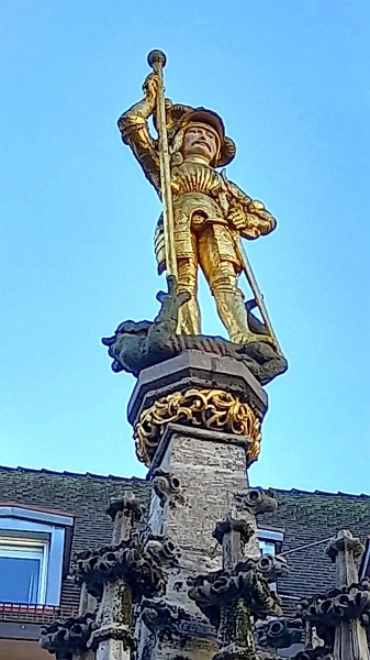 20220101_164039.jpg - Der "Roland" auf dem Markt- bzw. Münsterplatz.