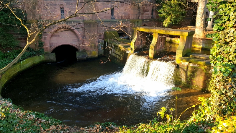 20220101_164141.jpg - Ein kleiner Wasserfall vom Gewerbekanal bei der Freiburger Uni.