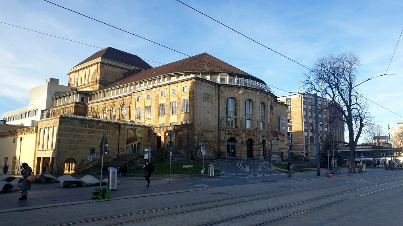 20220101_164206.jpg - Wir kommen am Theater vorbei und erreichen dann wieder den Bahnhof.